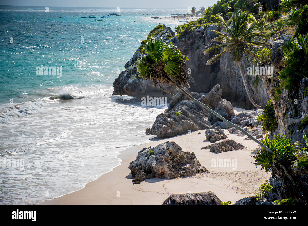 Plage de Tulum et ruines mayas de l'arbre avec une vue. Journée d'automne chaud avec des bateaux à l'arrière-plan et de l'eau bleu cristal rejetés sur les plages de sable Banque D'Images