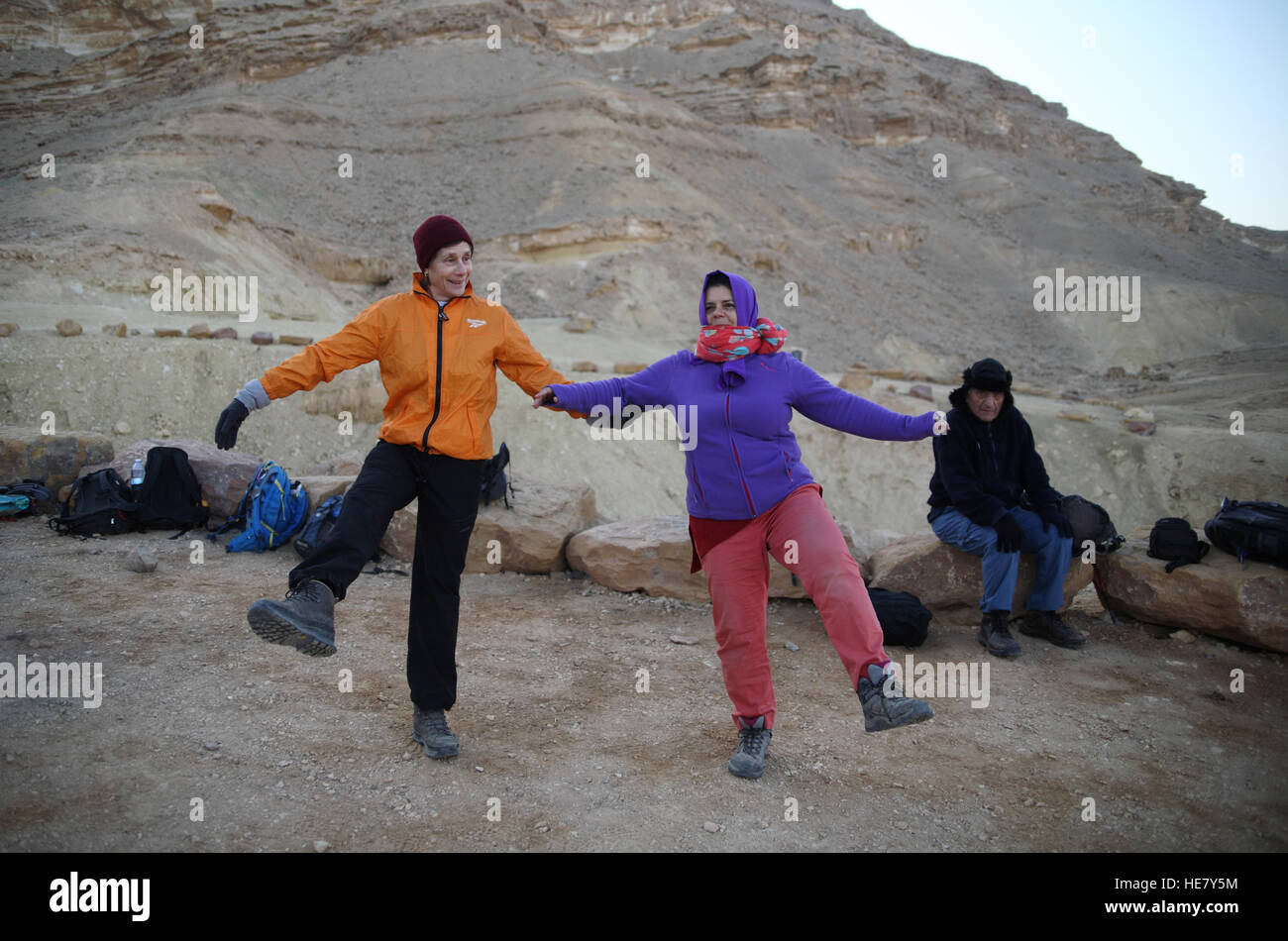 Deux femmes de congélation, randonneurs, tous habillés dans le froid matin font de tai chi à l'aube pour réchauffer avant une randonnée difficile Banque D'Images