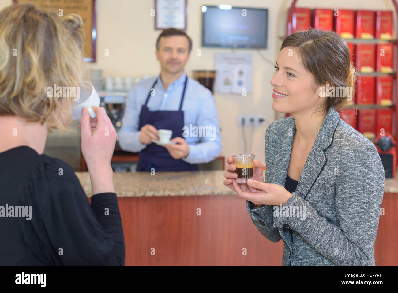 Belles copines parler et boire du café Banque D'Images