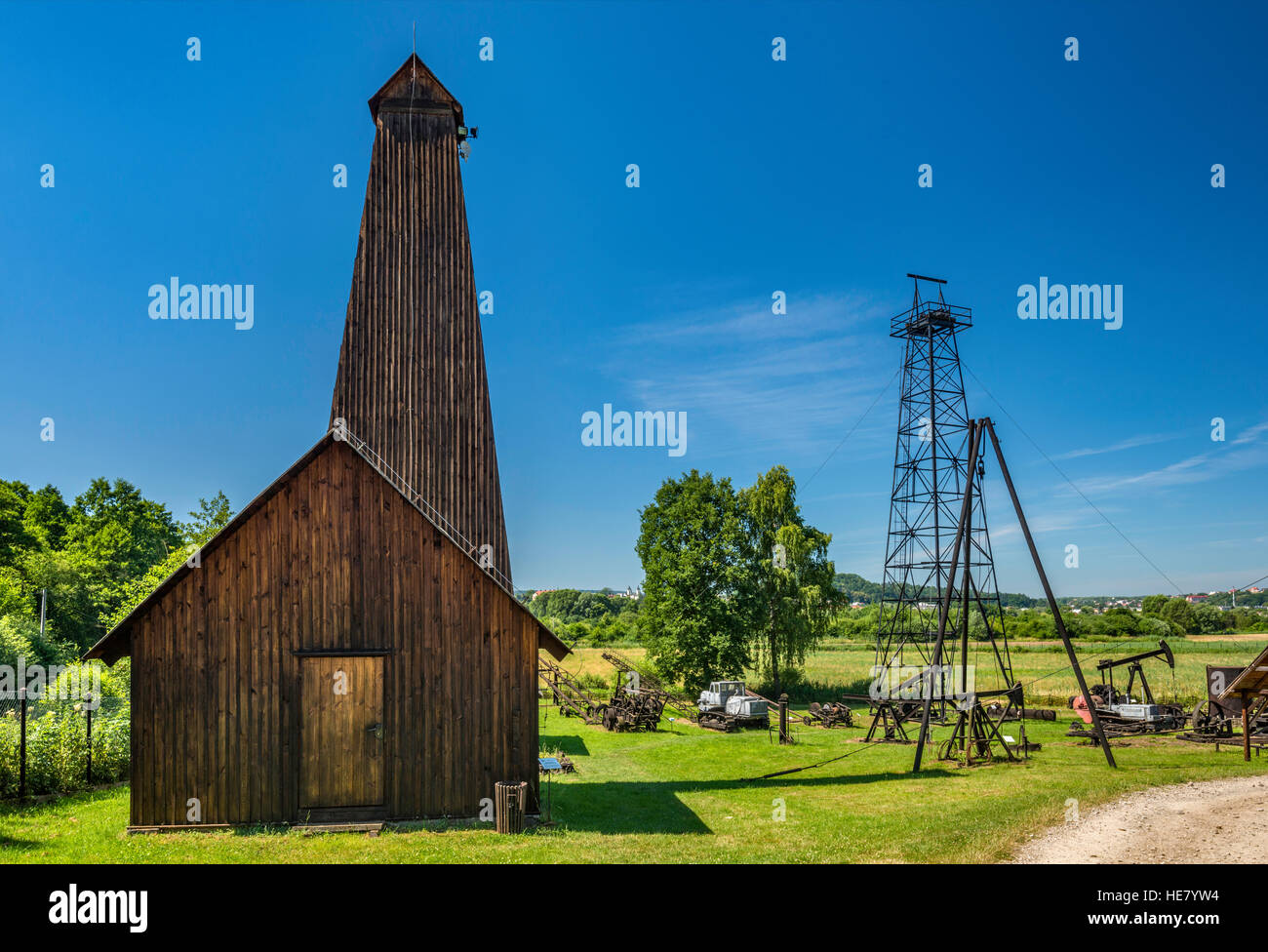 Engins de forage de pétrole utilisés dans les puits subcarpates, exposition de l'industrie pétrolière au Musée d'architecture rurale de Sanok, Malopolska, Pologne Banque D'Images