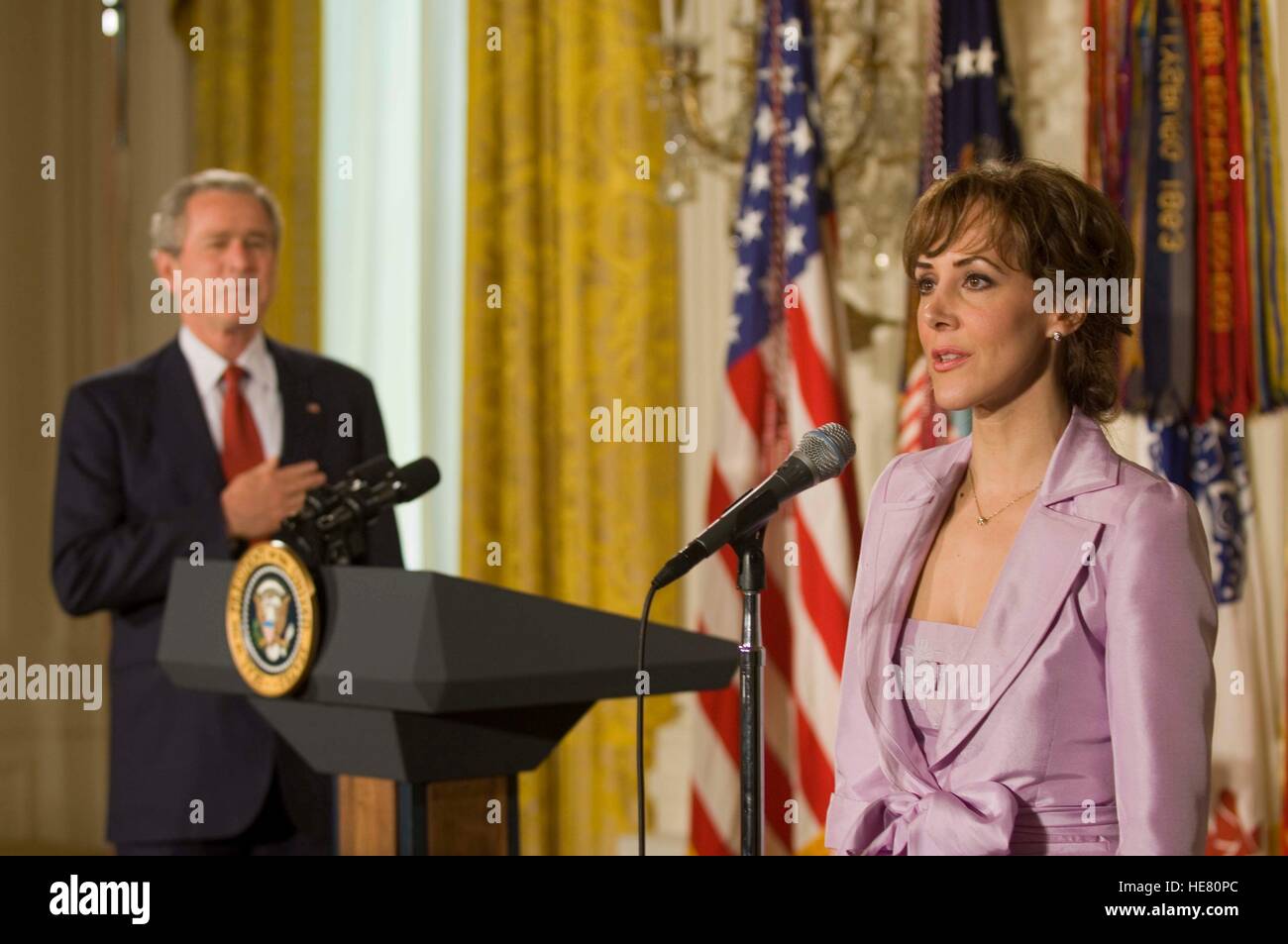Le président américain George W. Bush se tient alors que l'hymne national est chanté lors de l'ouverture de la cérémonie de remise des Prix pour services bénévoles présidents à la Maison Blanche le 11 mai 2007 à Washington, DC. Banque D'Images