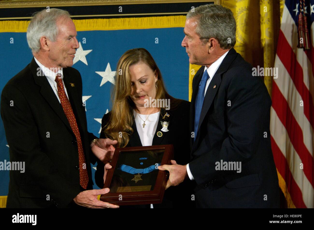 Le président américain George W. Bush remet la Médaille d'honneur pour les parents de Navy SEAL, Michael Murphy, Daniel Murphy et Maureen Murphy, lors d'une cérémonie à la Maison Blanche le 22 octobre 2007 à Washington, DC. Murphy a été tué par l'ennemi tout en servant près de Asadabad, Afghanistan. Banque D'Images