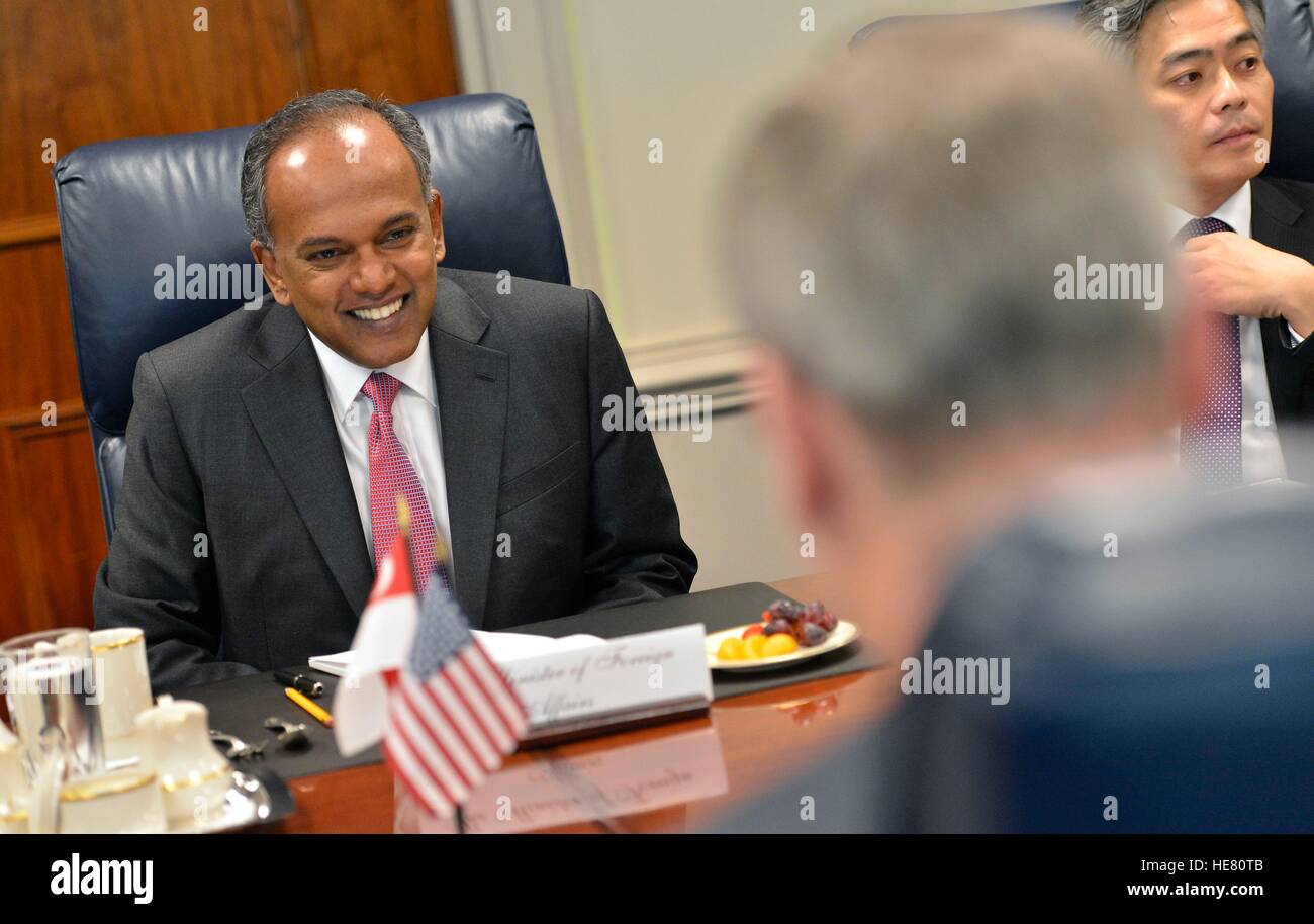 Le ministre singapourien des affaires étrangères et du droit K. rires Shanmugam lors d'une réunion avec le sous-secrétaire américain de la Défense Bob Travailler au Pentagone le 15 mai 2014 à Washington, DC. Banque D'Images