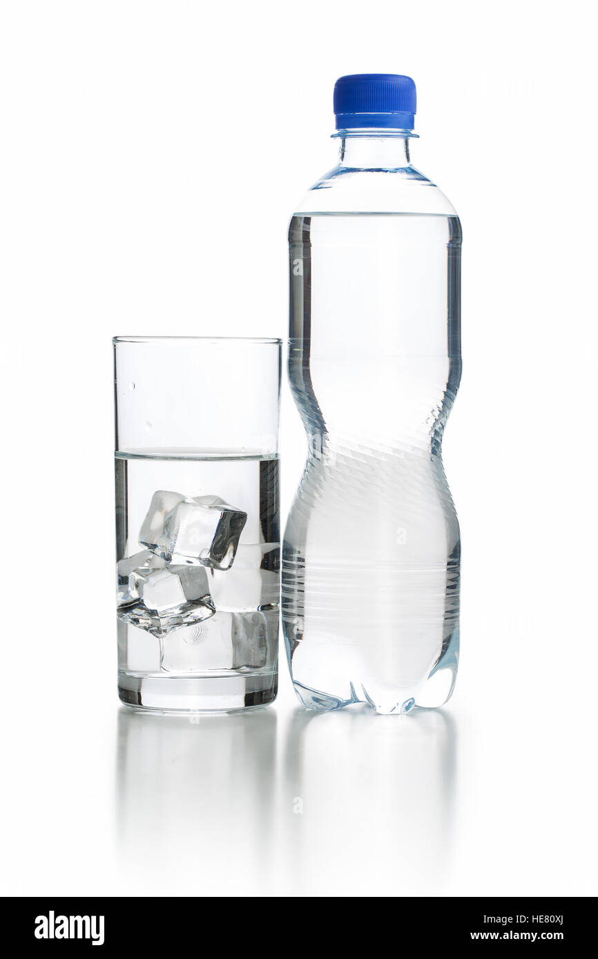 Verre d'eau pure avec des cubes de glace et une bouteille d'eau. Banque D'Images