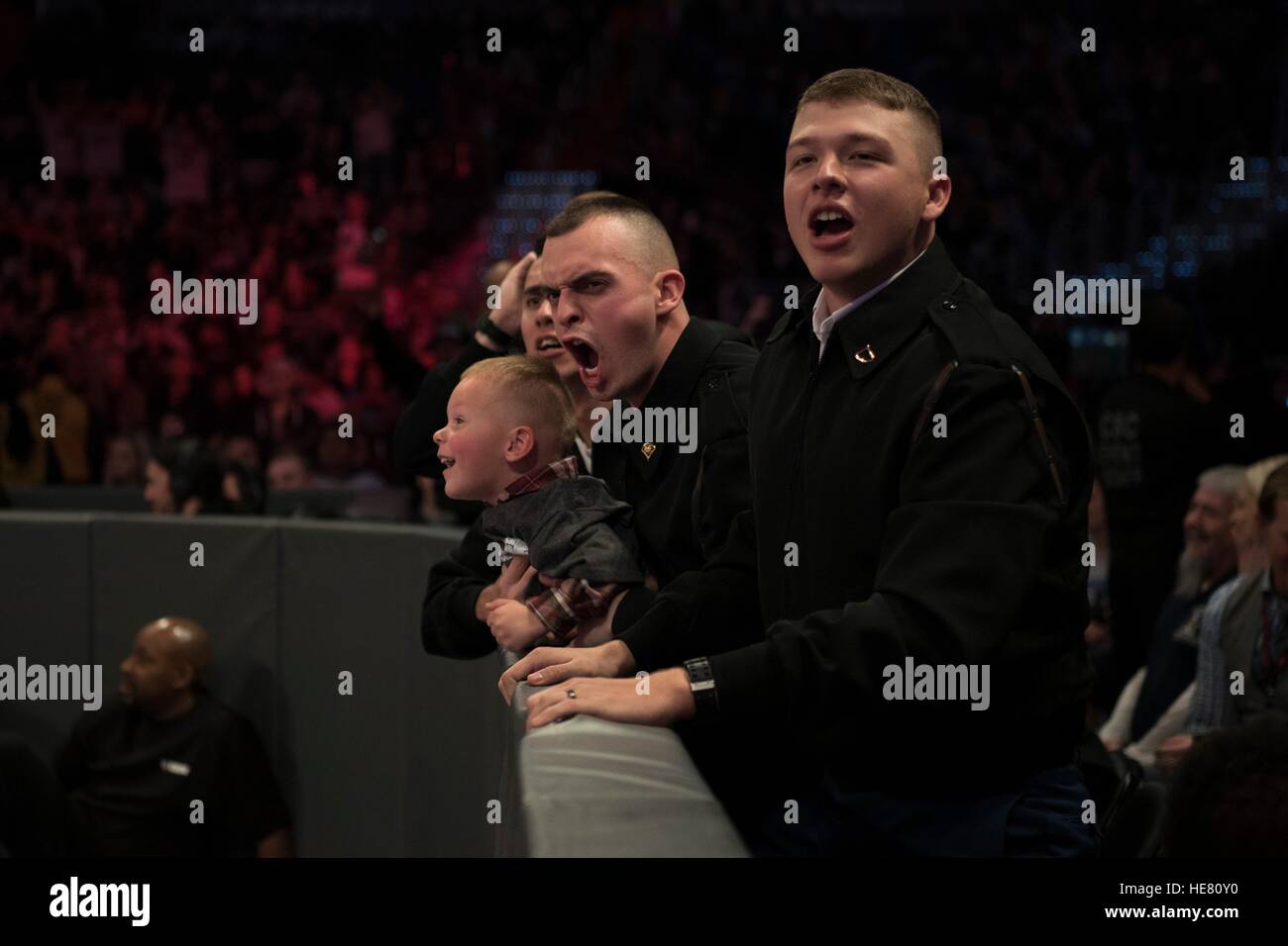 Des soldats américains dans la foule applaudir les artistes lors d'un WWE wrestling match pour la 14e Conférence annuelle de rendre hommage aux soldats Événement au Verizon Center le 13 décembre 2016 à Washington, DC. Banque D'Images