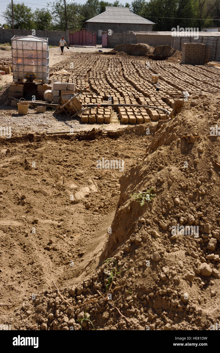 Pour la fabrication sur site mudbrick accueil construction de brique de boue près de Shymkent Kazakhstan Banque D'Images