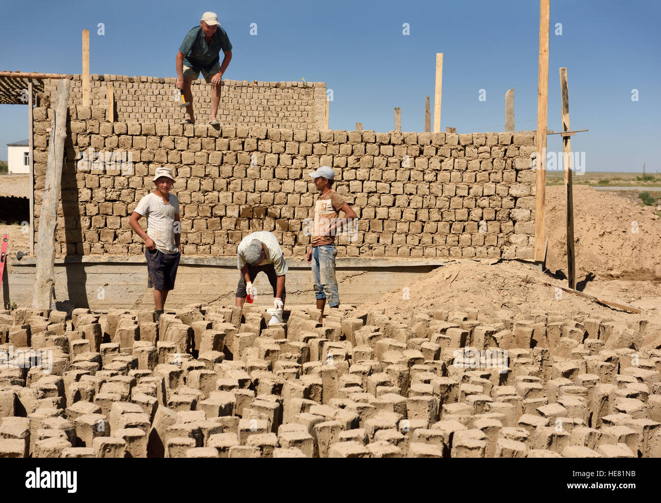 Construction workers building mudbrick house en développement à l'extérieur de Shymkent Kazakhstan Banque D'Images