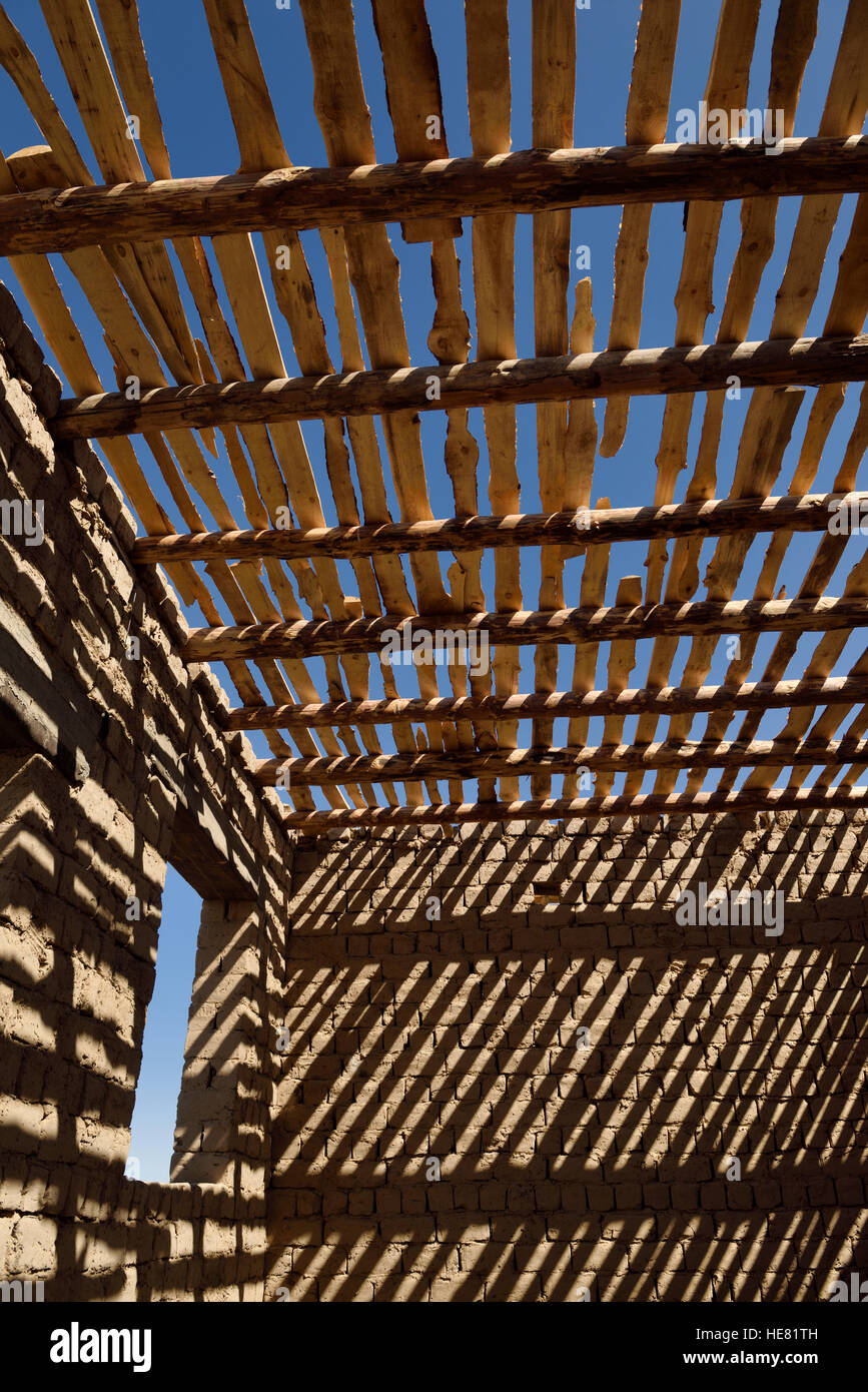 Bar d'ombres de poutres en bois au plafond et des murs en briques de boue sur lamelles de nouvelle maison près de Shymkent Kazakhstan Banque D'Images