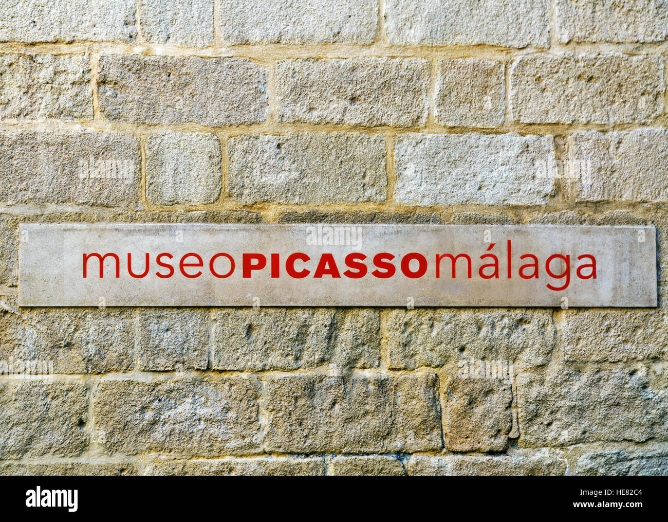 'Plaque Musée Picasso Málaga' sur le mur de pierre. Musée situé dans le palais de Buenavista XVI siècle. Banque D'Images