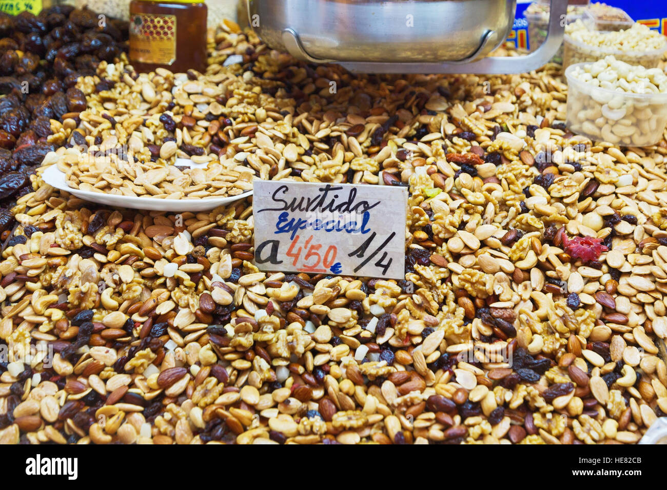 Un mélange de noix dans le marché de l'épicerie. Sur l'étiquette des prix dit "coupage" à un prix de 4,5 euros par kilogramme 1/4 Banque D'Images