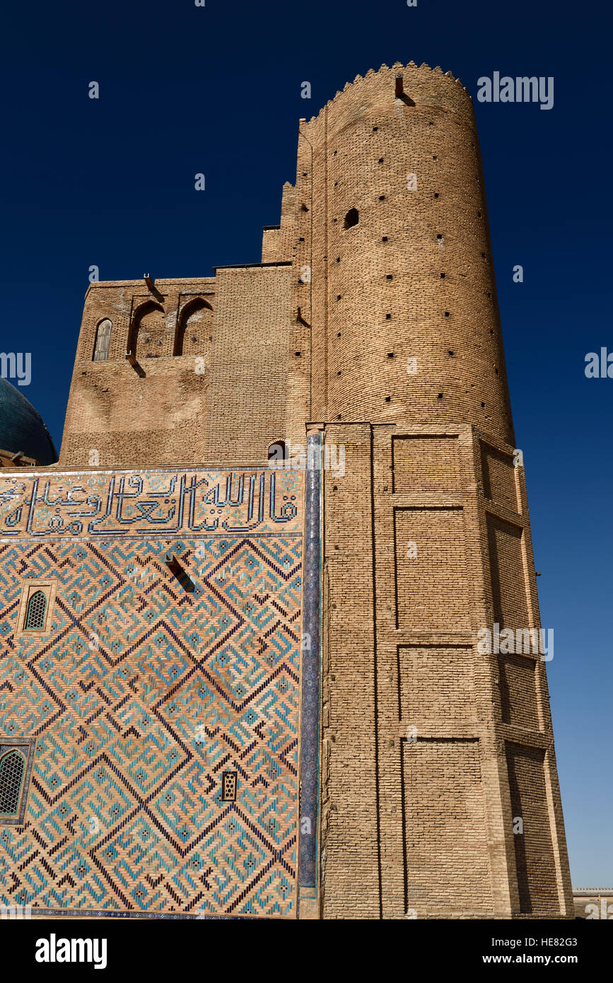 Tour de briques non fini avant de mausolée de Khoja Ahmad Yasawi Turkestan Kazakhstan Banque D'Images
