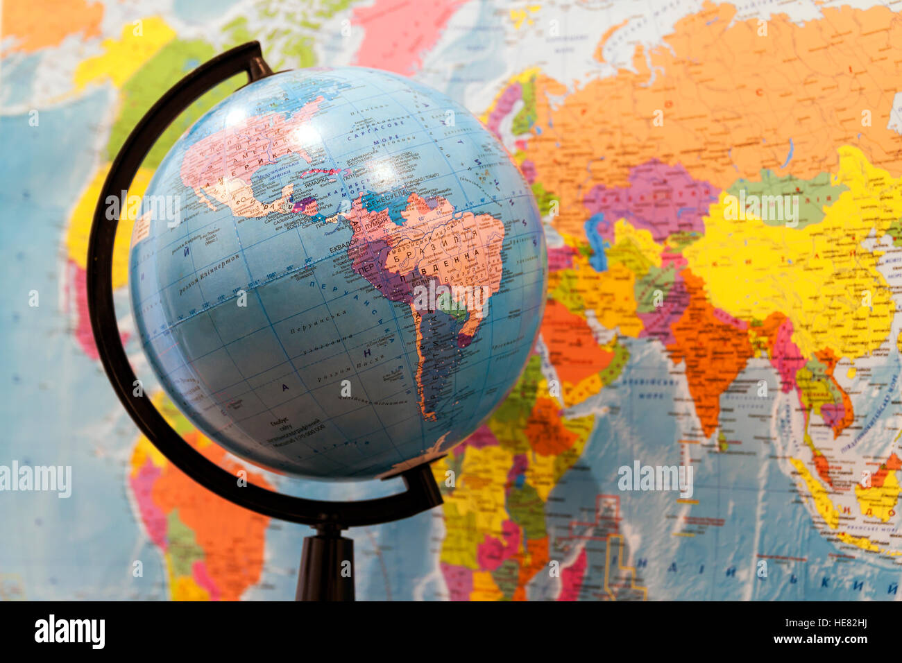 Libre du globe avec l'Asie et l'Afrique et une carte du monde avec l'amérique du nord et du sud sur le mur dans la salle de classe Banque D'Images