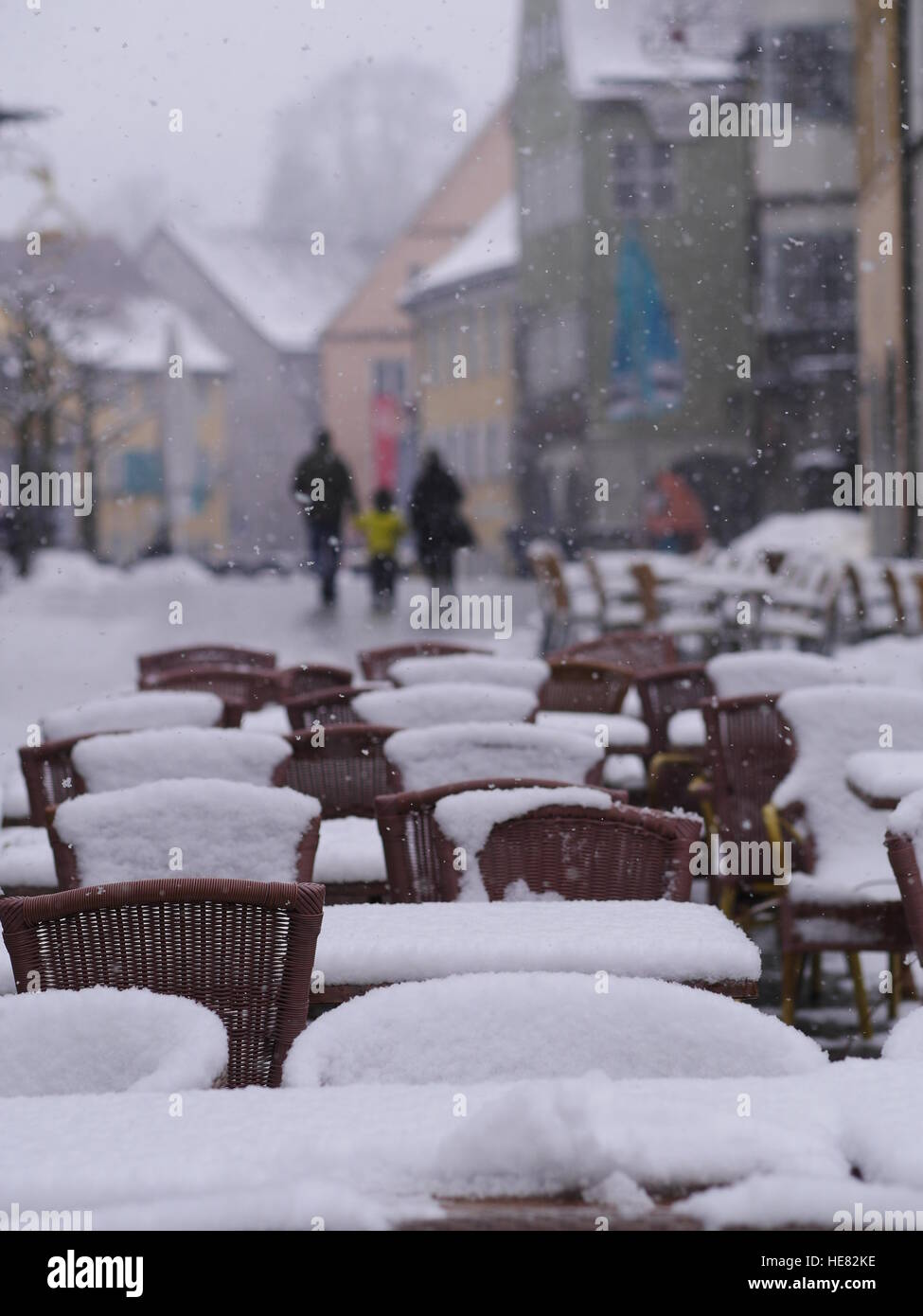Chaises tables snowy winter Banque D'Images