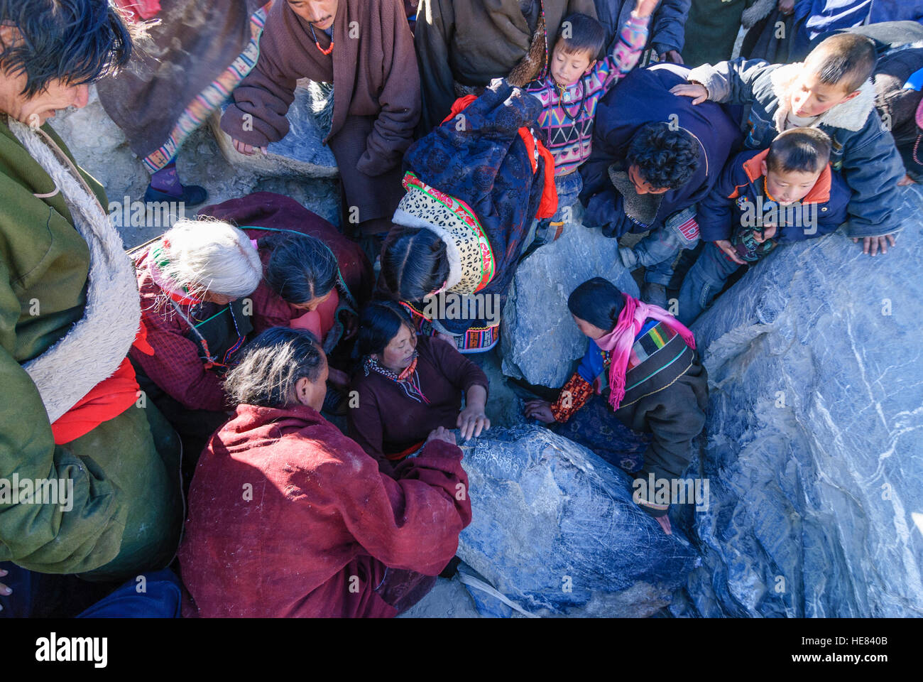 Monastère Ganden;abaissement (kora) route de pèlerinage tibétain;tire entre 2 pierres, qui est un test de son propre karma, Tibet, Chine Banque D'Images