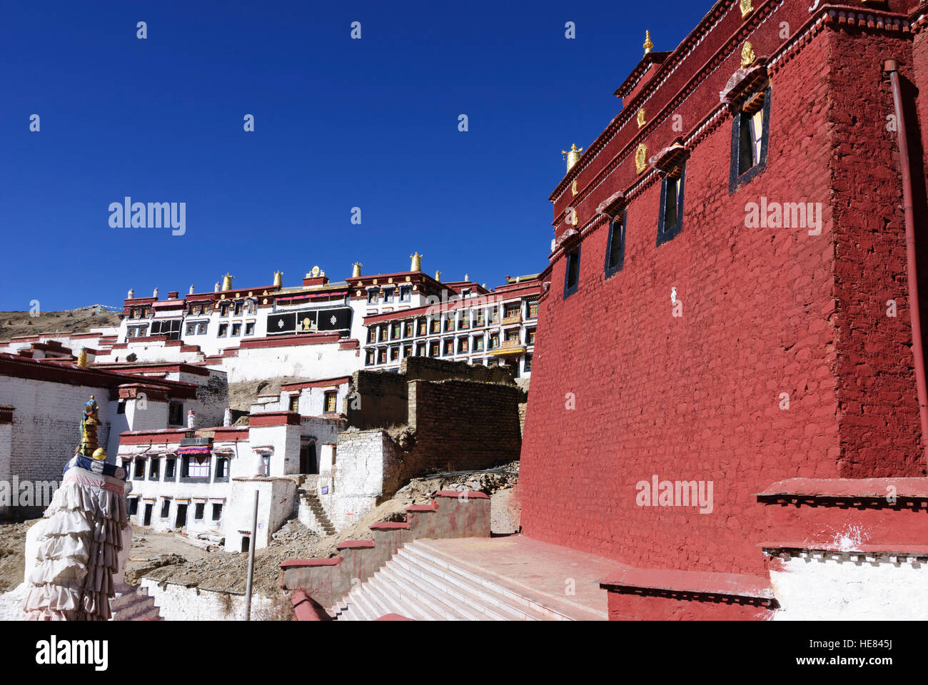 Monastère de Ganden : Ganden : Siège de l'école Gelugpa (jaune-cap), qui comprend également le Dalaï Lama et le panchen-Lama, Tibet, Chine Banque D'Images