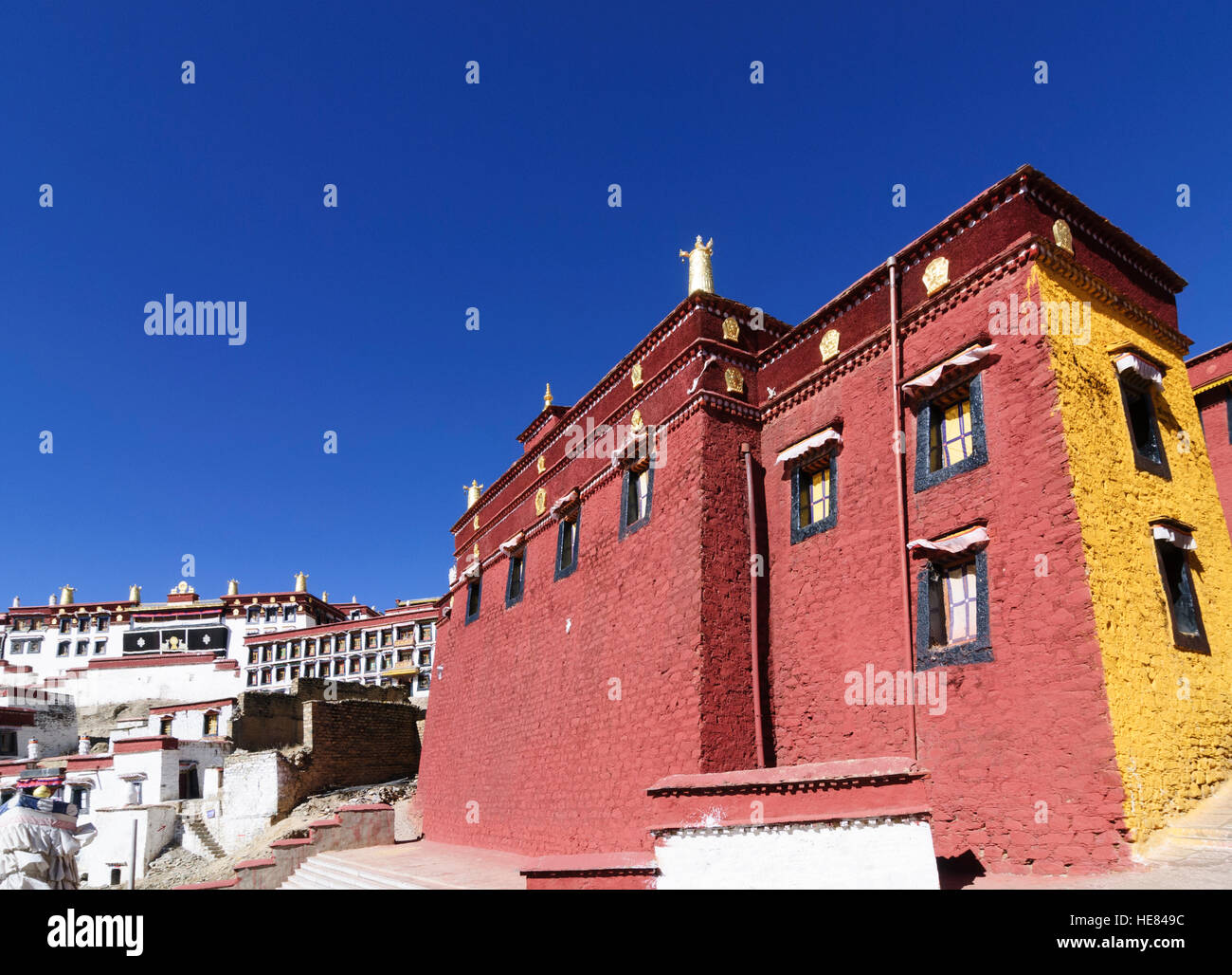 Monastère de Ganden Ganden : : Siège de l'école Gelugpa (bouchon jaune), qui comprend également le Dalaï Lama et le panchen-lama ; tombe de Tsongkha Banque D'Images