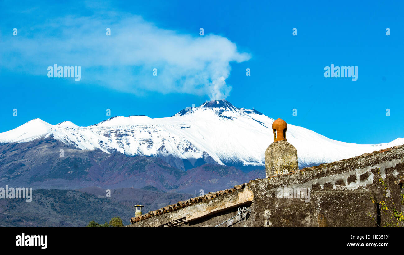 Vue sur le volcan Etna couvert par la première neige de l'hiver Banque D'Images