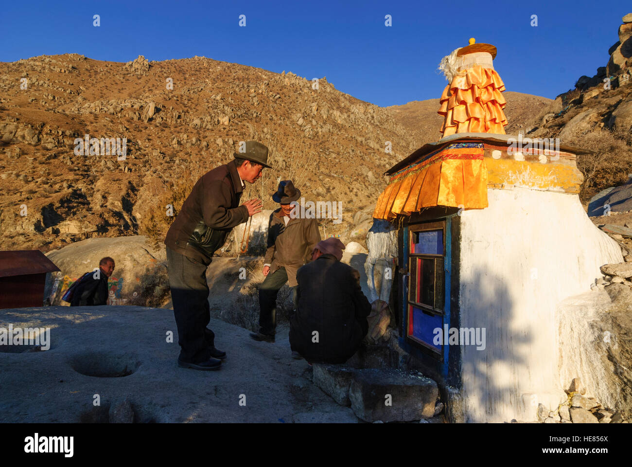 Lhassa : Monastère de Drepung ; Pèlerinage à Kora (route circulaire autour du monastère) au lever du soleil, Tibet, Chine Banque D'Images