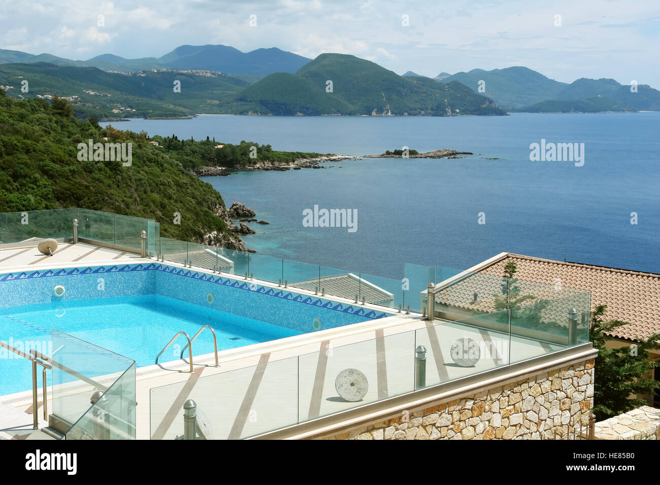 Sivota, Grèce, 09 mai 2013 : Paysage avec piscine, les montagnes et le bleu de la mer en Grèce. Banque D'Images