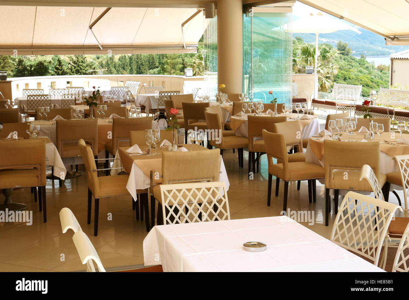 Sivota, Grèce, 09 mai 2013 : un restaurant élégant avec vue sur la mer Ionienne, en Grèce. Banque D'Images