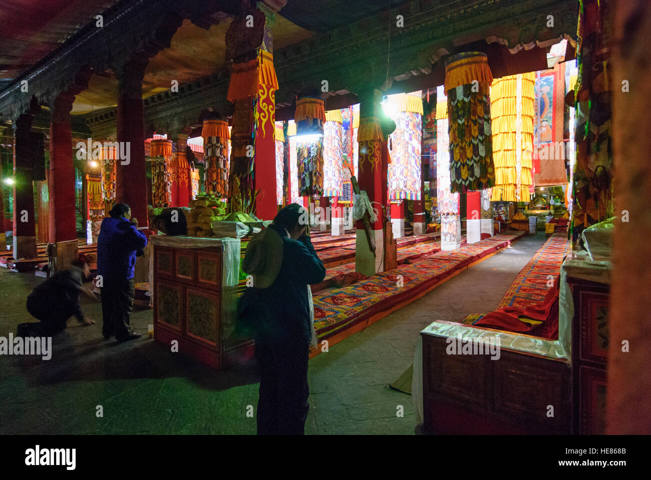 Lhassa : Monastère de Drepung ; piliers dans la grande salle de Tshogchen Dukhang, priant, Tibet, Chine Banque D'Images