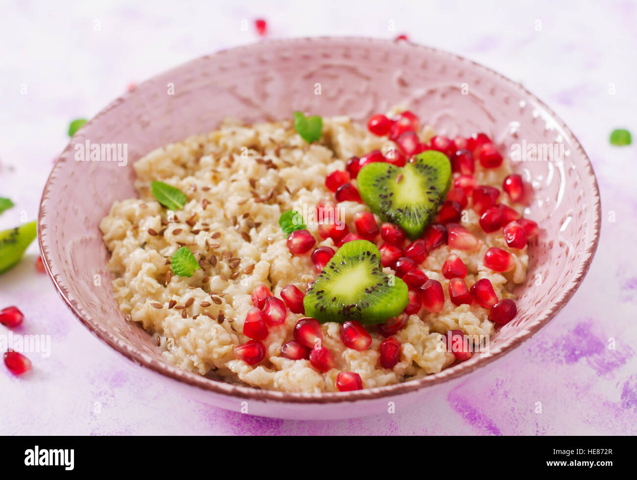 Savoureux et sain du porridge d'avoine avec des fruits, de petits fruits et de graines de lin. Petit déjeuner sain. Alimentaire de remise en forme. Une bonne nutrition. Le petit-déjeuner sur la Saint-Valentin. Banque D'Images