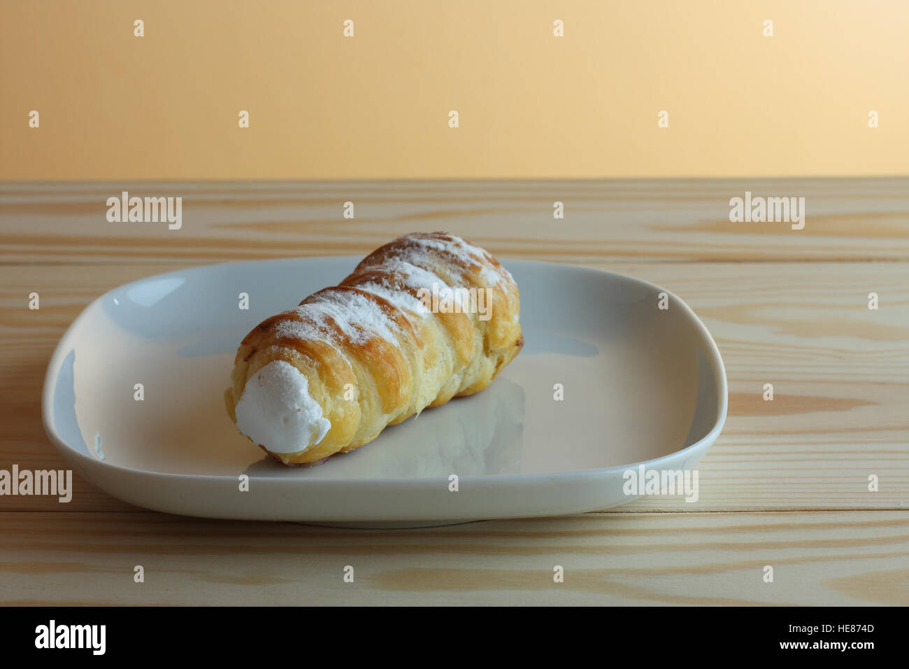 Sweet tube rempli le blanc d'oeuf, confection tchèque appelé Kremrole sur  plaque blanche sur table en bois Photo Stock - Alamy