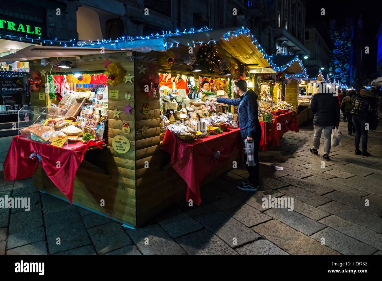 Avec les kiosques de la nourriture locale et des cadeaux en annuelles traditionnelles de Noël sur la place Cavour dans le centre de la vieille ville de Côme, Italie Banque D'Images