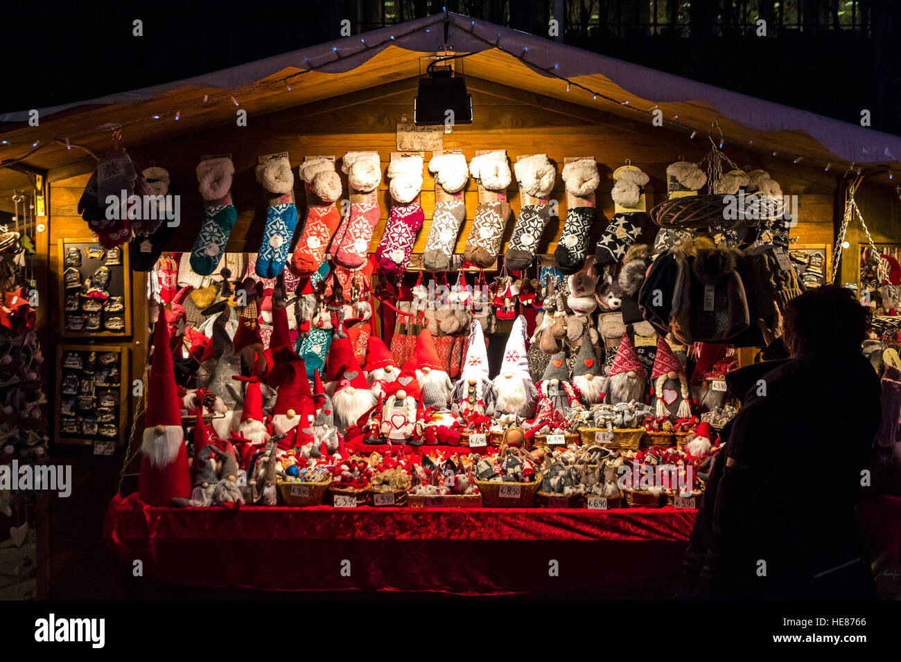 Avec les kiosques de la nourriture locale et des cadeaux en annuelles traditionnelles de Noël sur la place Cavour dans le centre de la vieille ville de Côme, Italie Banque D'Images