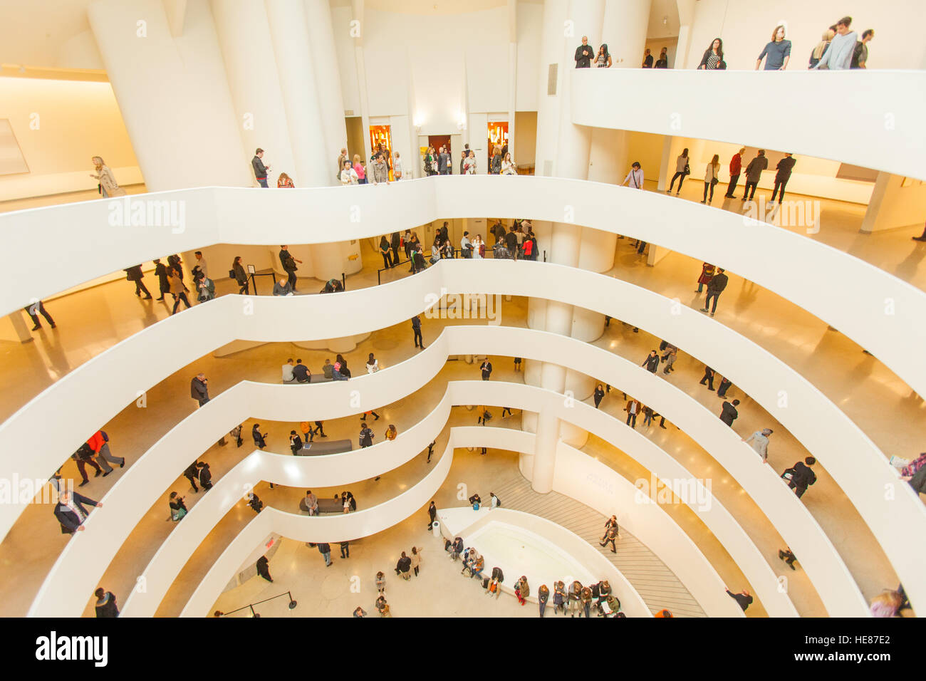 La spirale à l'intérieur de la rotonde du Musée Guggenheim, Cinquième Avenue, Manhattan, New York City, États-Unis d'Amérique. Banque D'Images