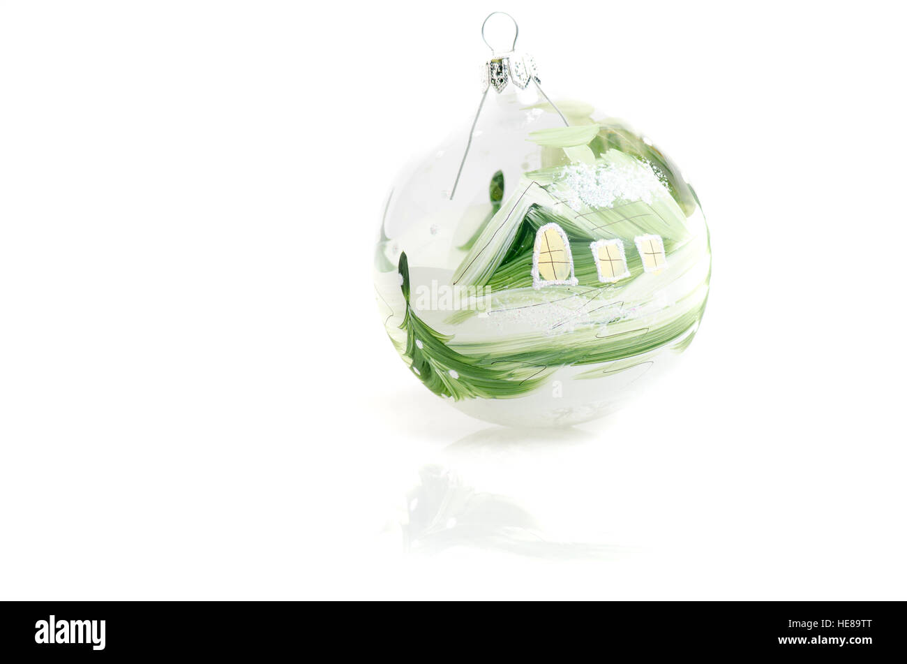 Arbre de Noël vert avec boule de verre peint Cabine isolated on white Banque D'Images