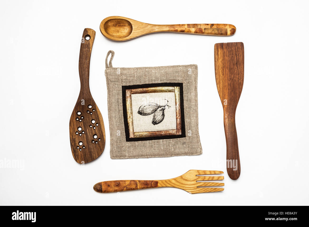 L'équipement de cuisine en bois et de linge de maison - outils patchwork manique isolé sur blanc. Banque D'Images
