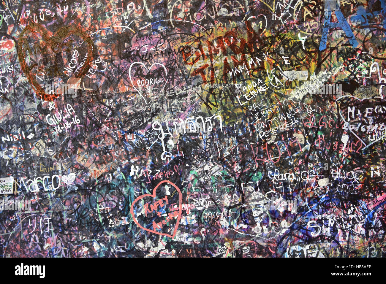 Une partie du mur plein de messages d'amoureux dans la maison de Juliette, Vérone, Italie. Banque D'Images