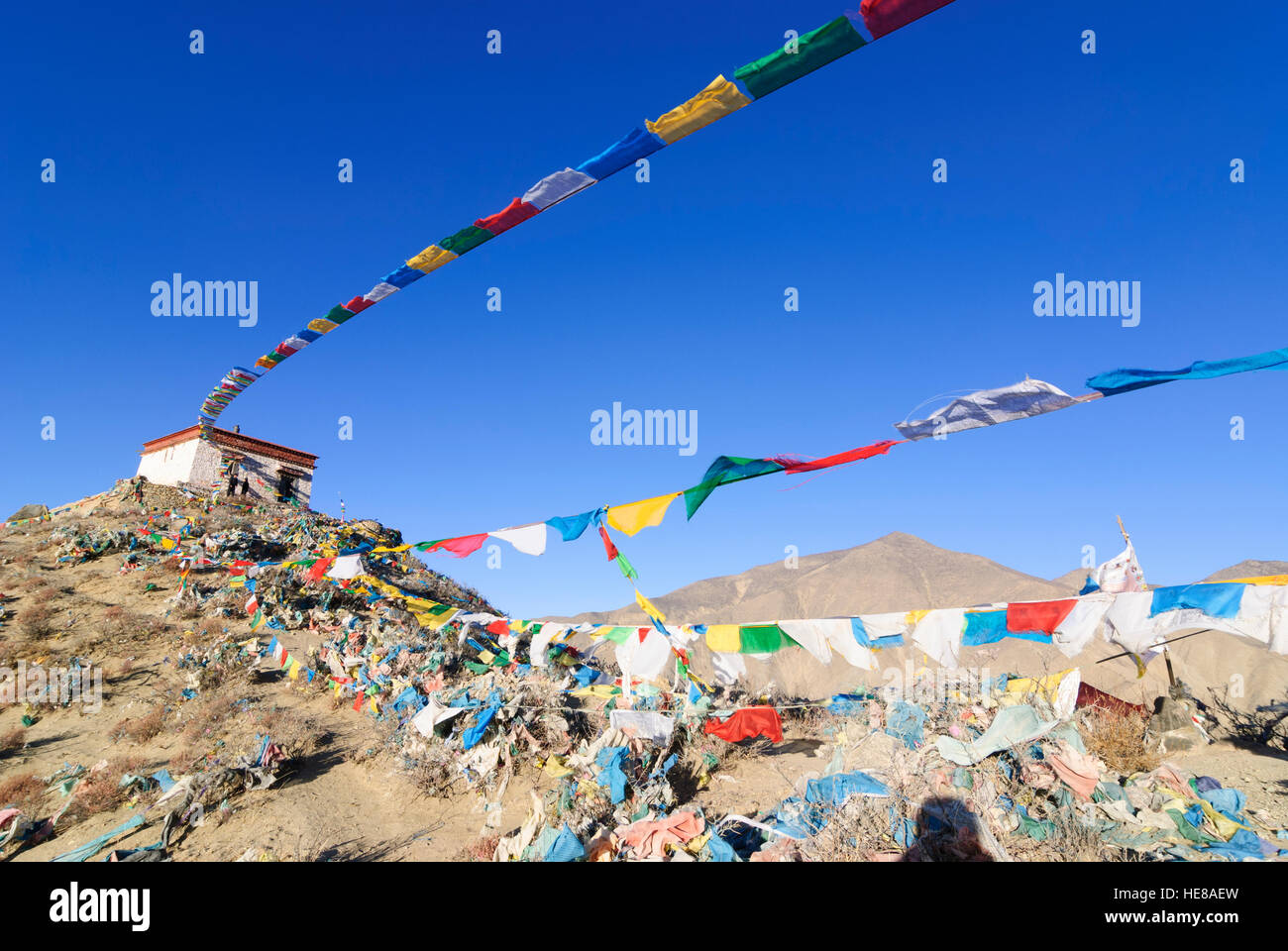 Hill : Samye Hepo ri avec les drapeaux de prières, Tibet, Chine Banque D'Images Hill : Samye Hepo ri avec les drapeaux de prières, Tibet, Chine Banque D'Images