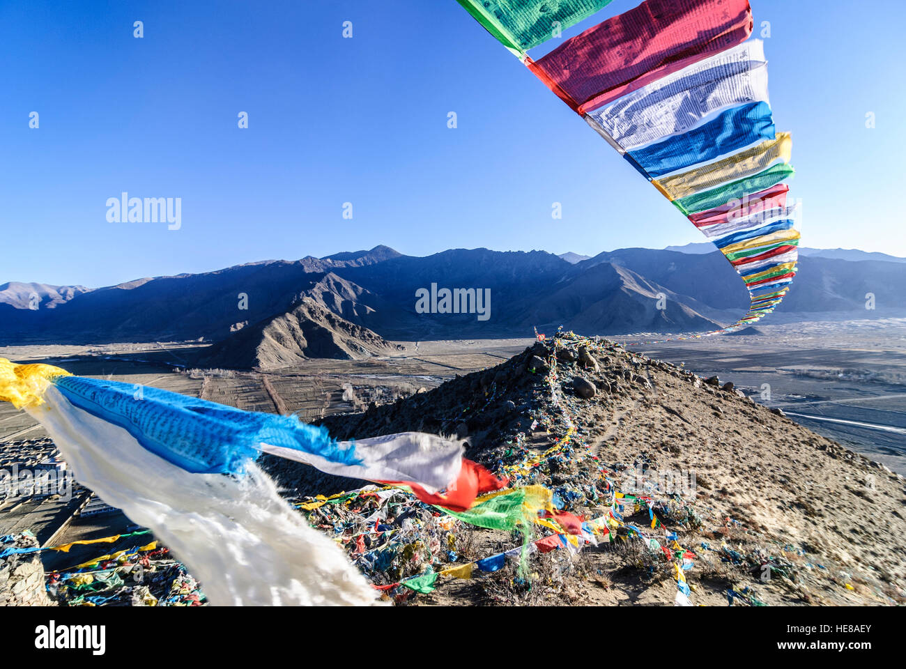 Hill : Samye Hepo ri avec les drapeaux de prières, Tibet, Chine Banque D'Images