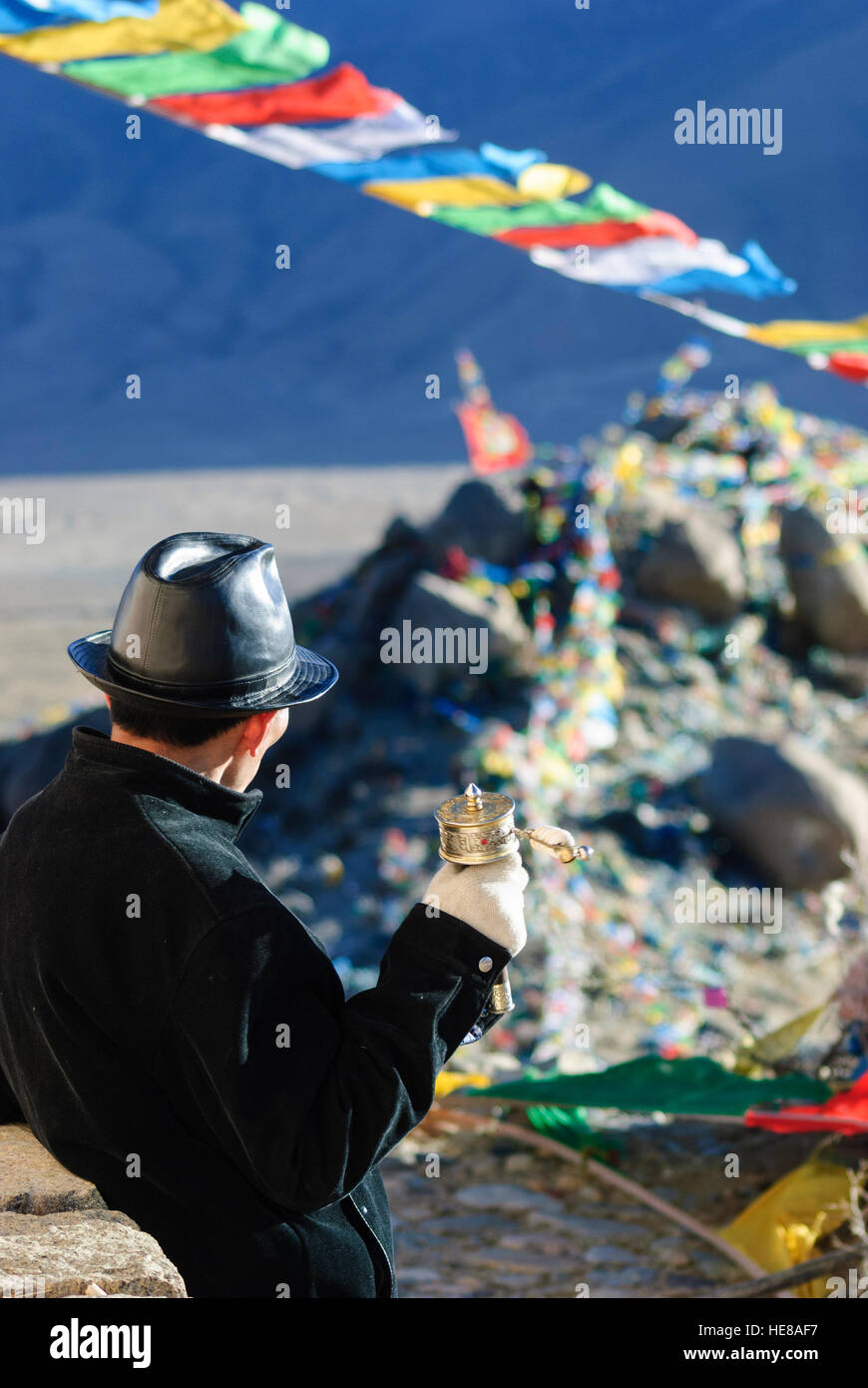 Homme Tibétain Samye : prière, Mill Hill, Hepo ri avec les drapeaux de prières, Tibet, Chine Banque D'Images