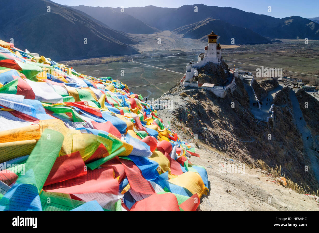Tsetang : Château Yumbulagang, collines couvertes de drapeaux de prières, Tibet, Chine Banque D'Images