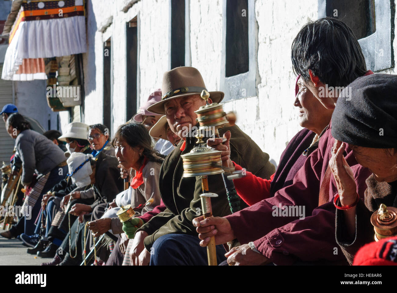 Lhassa : Barkhor ('Milieu' Chemin de circulation autour du Temple de Jokhang) dans la vieille ville tibétaine ; pèlerins pressés de le festival du Nouvel An tibétain à l'e Banque D'Images