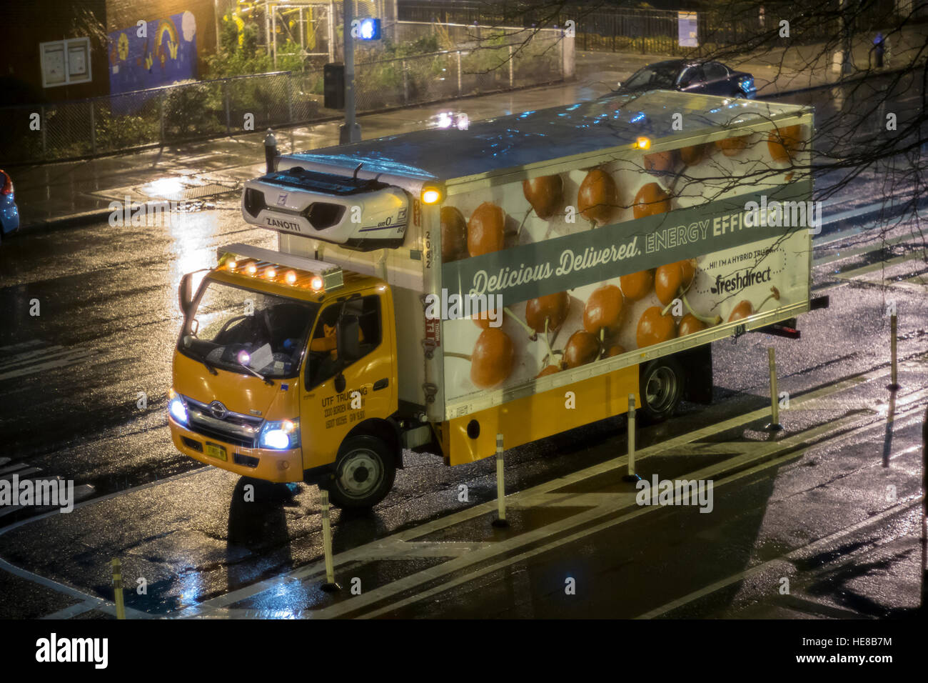 Un camion garé hybride Fresh Direct pour des livraisons à Chelsea à New York le Mardi, Décembre 6, 2016. Les détaillants en ligne comme Fresh Direct et Amazon par exemple trouvent que les supermarchés de brique et de mortier qui ont une présence en ligne ont une moyenne e-commerce panier entre 120 $ et 180 $ par rapport à 105 $ et de 84 $ pour Amazon. Les dépenses d'épicerie représente 19  % de toutes les dépenses de consommation, mais seulement 2 % en ligne. Les chiffres sont à partir de la brique rencontre Cliquez sur une société de consultants. (© Richard B. Levine) Banque D'Images