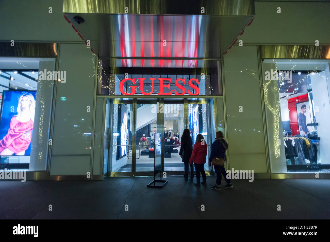 Magasin Guess sur la Cinquième Avenue à Manhattan, à New York le Mardi, Décembre 13, 2016. (© Richard B. Levine) Banque D'Images