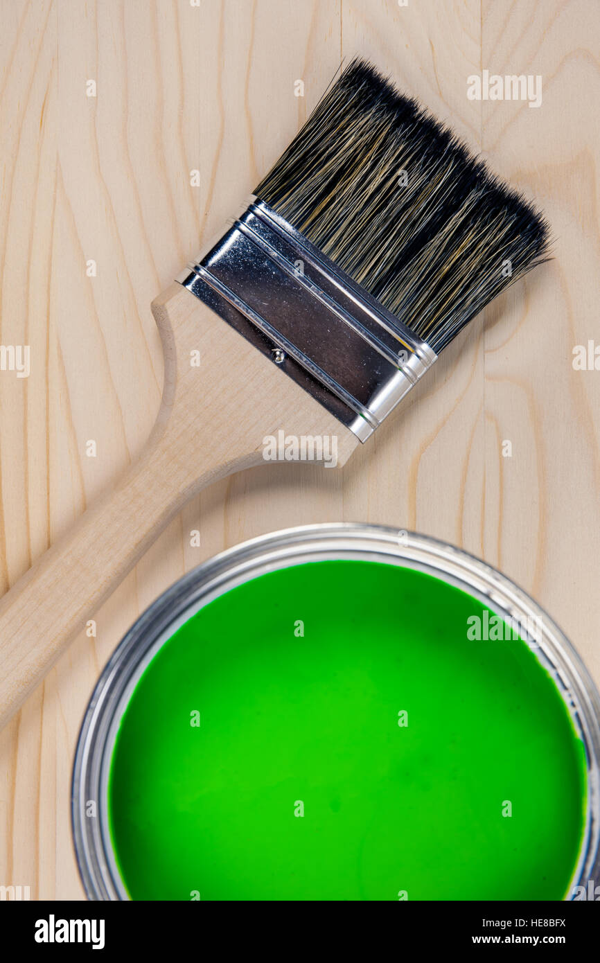 Seau de peinture sur un fond de bois Banque D'Images