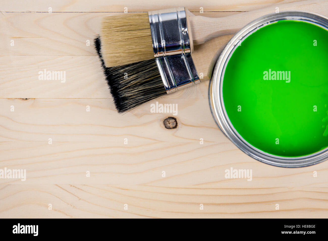 Seau de peinture sur un fond de bois Banque D'Images