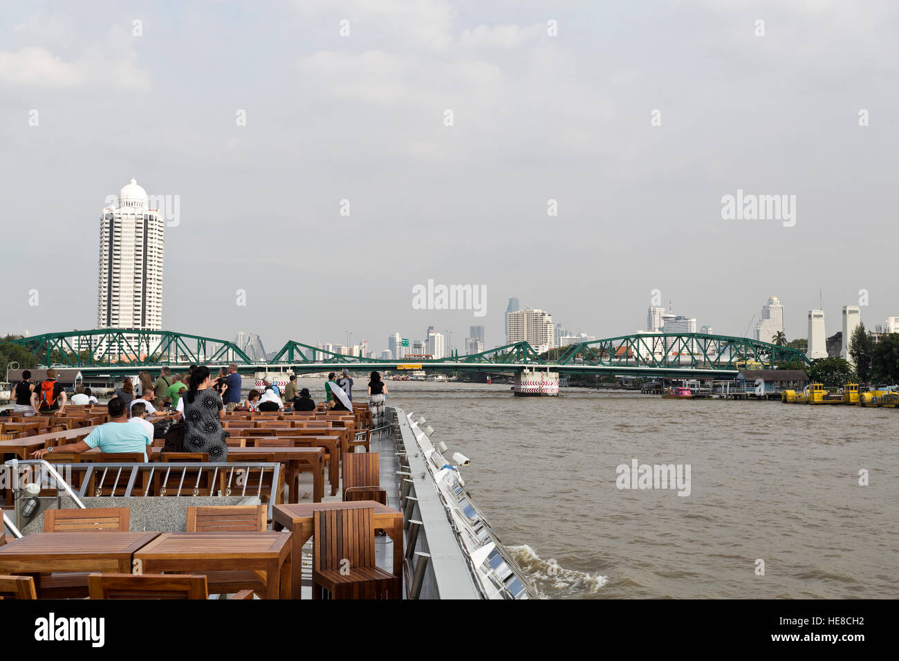 Personnes à bord d'un bateau de croisière le Phuttayotfa approching Phra pont ou le Memorial Bridge, un pont à bascule sur la rivière Chao Phraya à Bangkok Banque D'Images