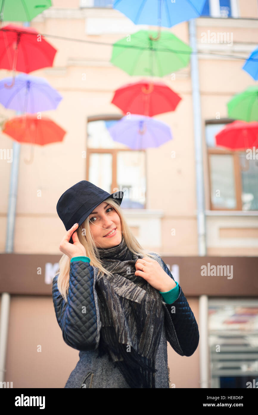 Porter un chapeau de parapluie Banque de photographies et d'images à haute  résolution - Alamy