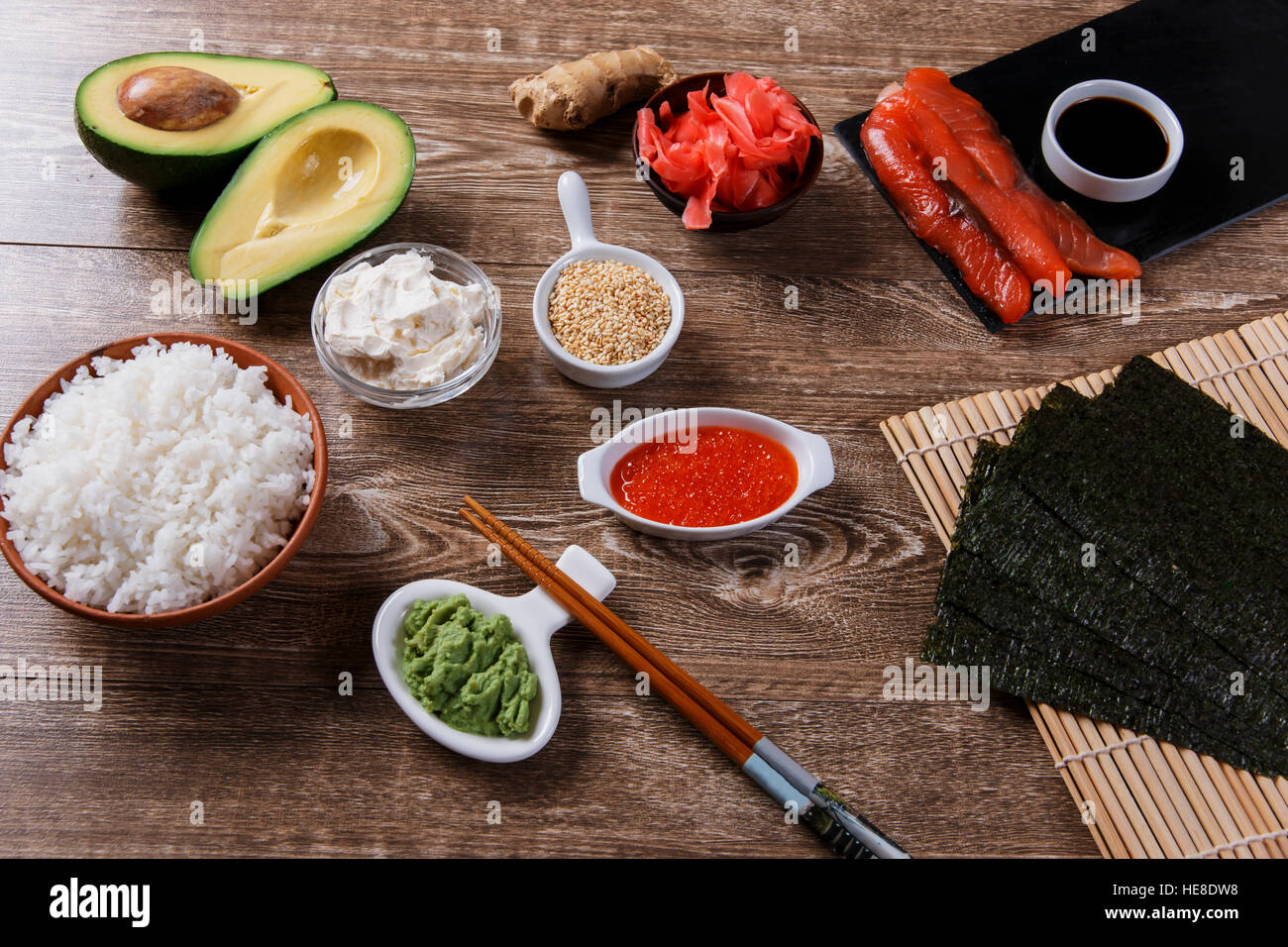 Ingrédients pour sushi sur une table en bois Banque D'Images