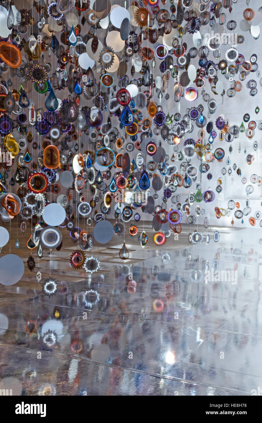 North Adams, USA. 16 Dec, 2016. Avis de 'jusqu'à', une installation de l'artiste Nick Cave au Mass MoCA. Banque D'Images