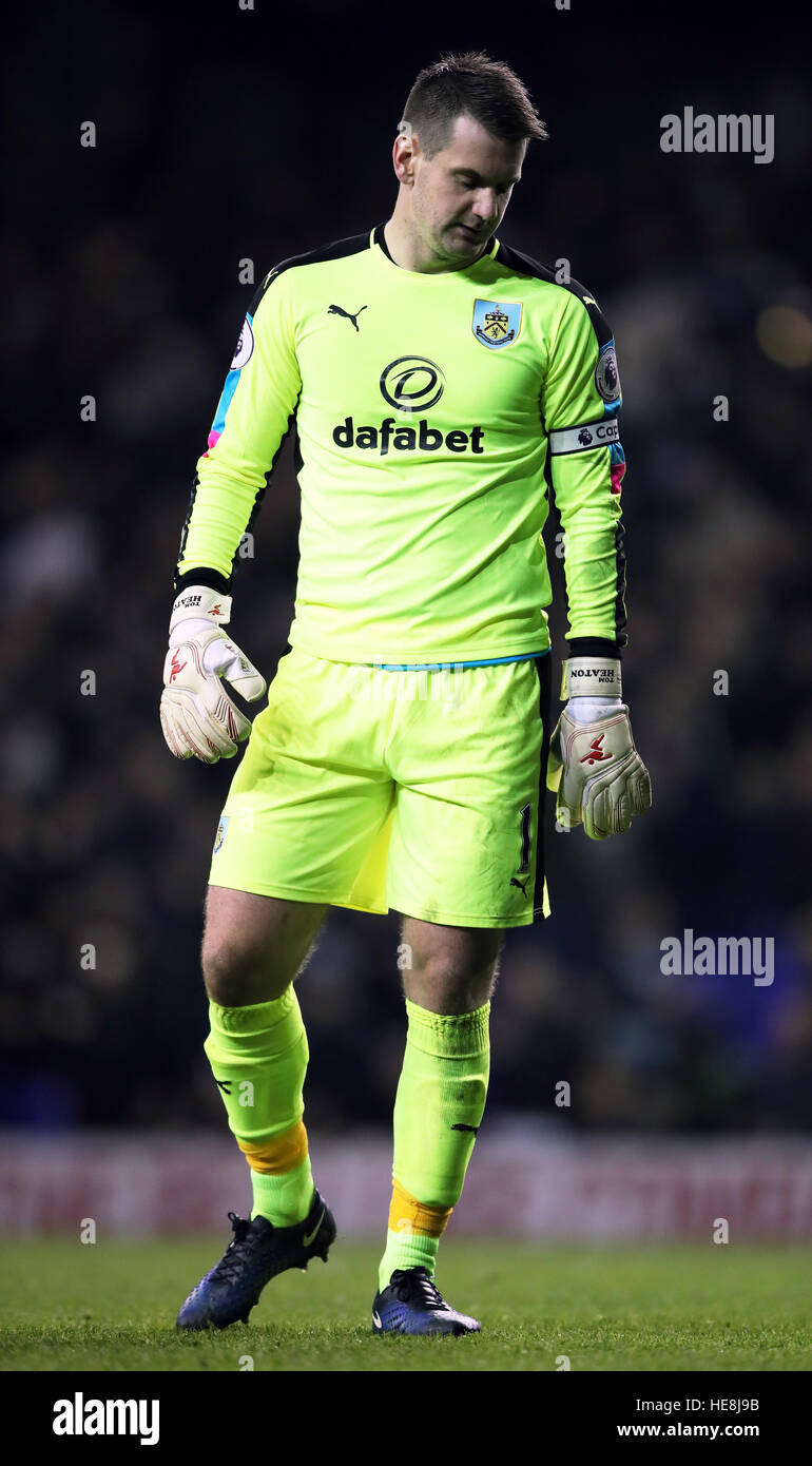 Burnley gardien Tom Heaton apparaît abattu au cours de la Premier League match à White Hart Lane, London. Banque D'Images