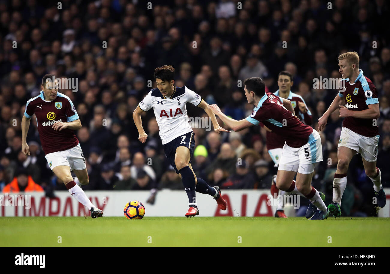 Le Fils de Tottenham Hotspur Heung-Min s'enfuit de Burnley's Michael Keane (droite) et Dean Marney pendant le premier match de championnat à White Hart Lane, London. Banque D'Images