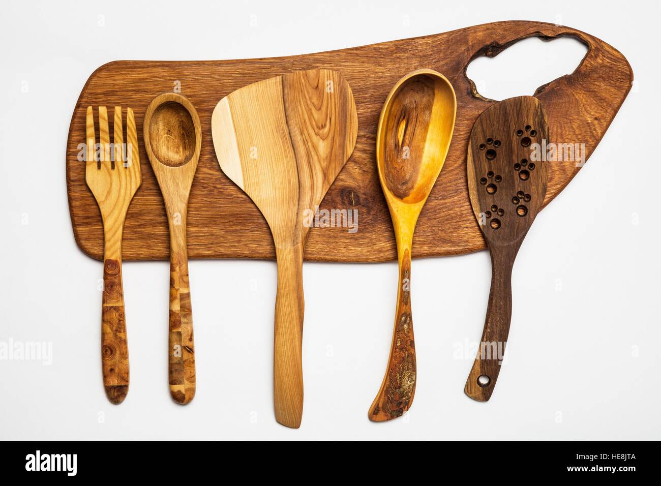 Matériel de cuisine - outils en bois table de coupe,isolé sur blanc. Banque D'Images