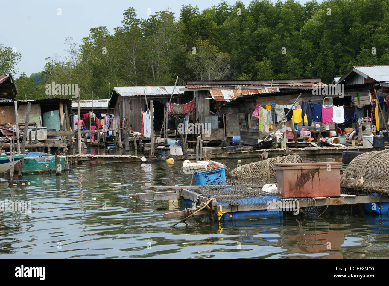 Village de pêcheurs sur l'eau. Rivière Mengkabong, Kota Kinabalu, Sabah, Bornéo, Malaisie Banque D'Images